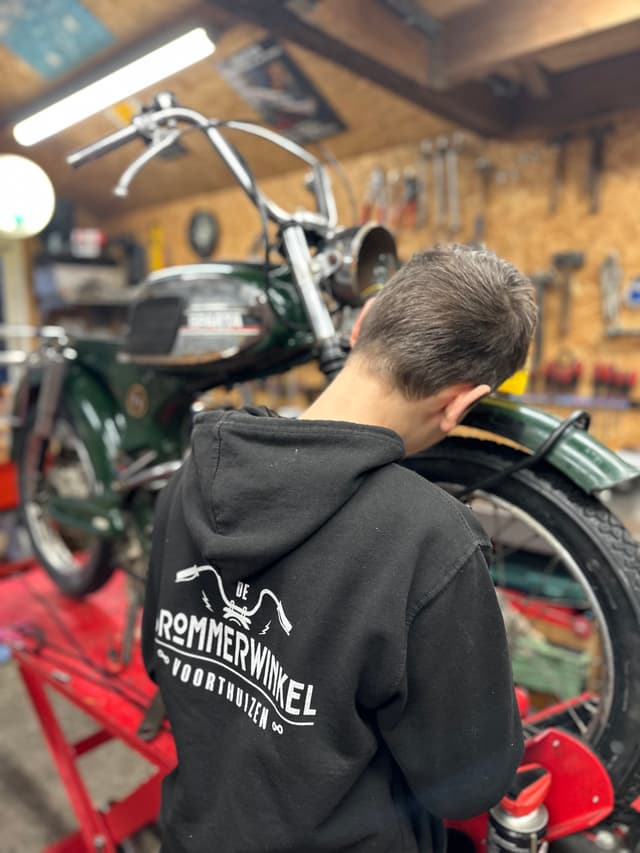 Stagiair aan het werk in de werkplaats