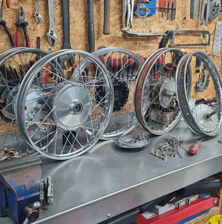 Brommer wielen met spaken op werkbank